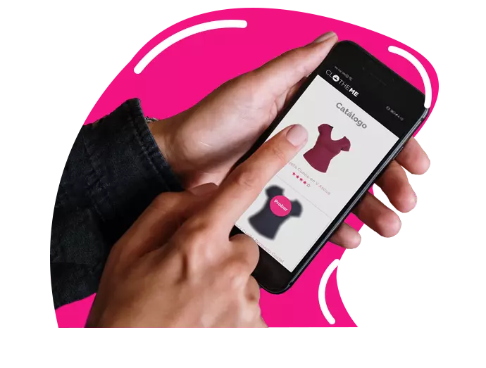 las manos de un hombre sosteniendo un celular que tiene un catalogo de ropa en la pantalla