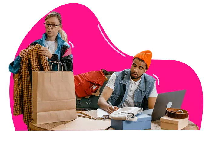 Un hombre y una mujer organizando el inventario de unas prendas de vestir