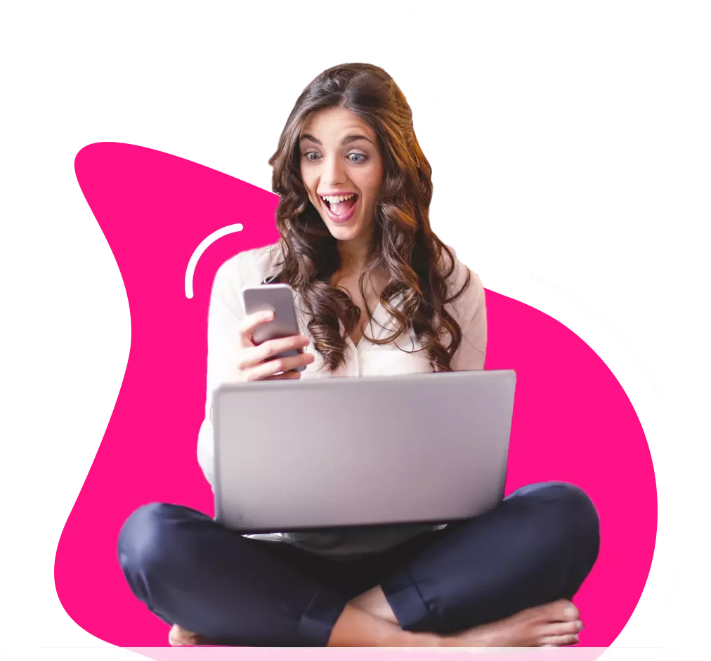 mujer asombrada mirando su celular