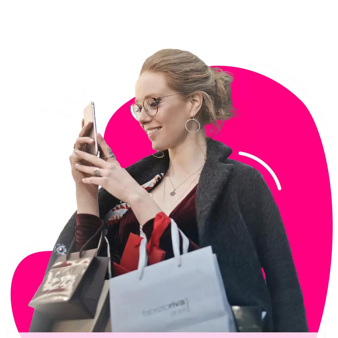 mujer sonriendo frente al celular